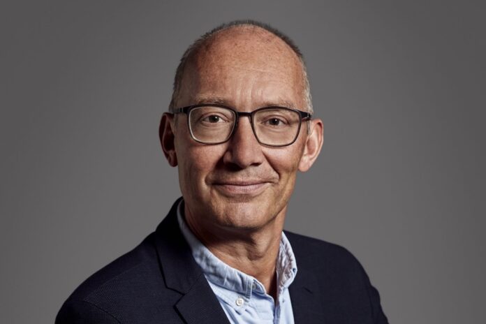 Niels Krause-Kjær holder foredrag til Kulturkaffe i Hadsund om sin roman Ude for uden