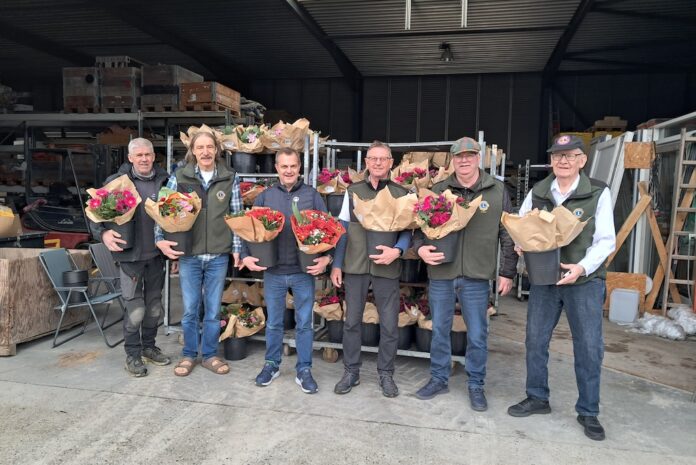 Frivillige fra Lions Arden uddeler blomsterbuketter til virksomheder i Arden som led i årligt blomstersalg
