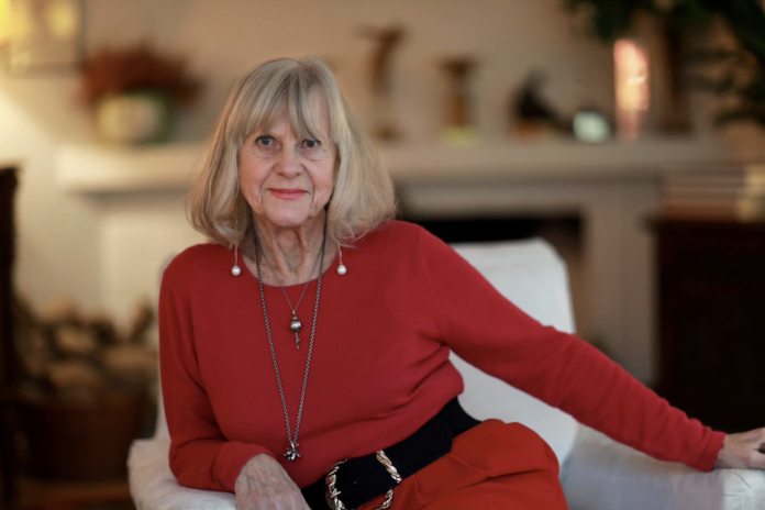 Lotte Tegner Freddie holder foredrag i Den gamle Biograf i Mariager arrangeret af Ældresagen