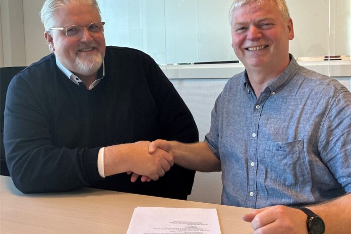 Jan Andersen og Per Mathiesen giver hånd på ny samarbejdsaftale om frivillighed i Mariagerfjord Kommune