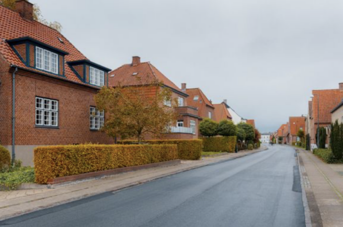 Boligejer ser på hus uden plan for vedligeholdelse