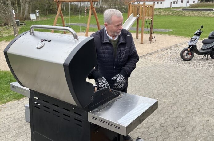Borgere deltager i arbejdsdag i Snæbum-Hannerup med fælles opgaver og socialt samvær.