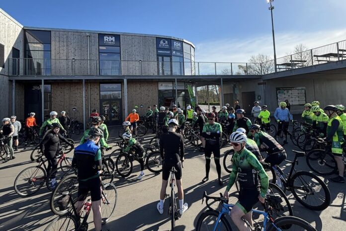Ryttere samlet til social ride i Hobro foran Rosendalhallen med cykler klar til fællestur
