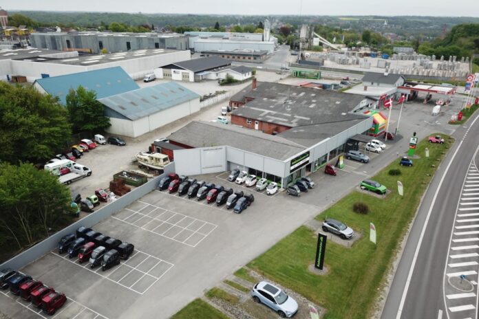 Dronefoto af virksomhed i Hobro med kabinescootere foran showroom ved åbent hus