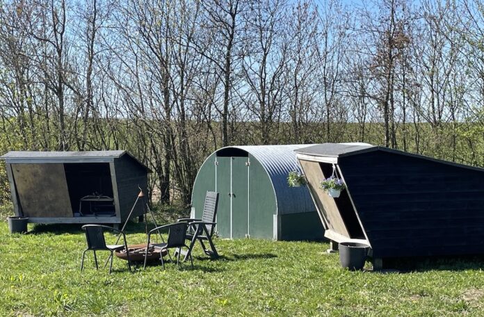 Nyt outdoor område på Bregnedalsgaard med sheltere, bålplads og landlig stemning for besøgende