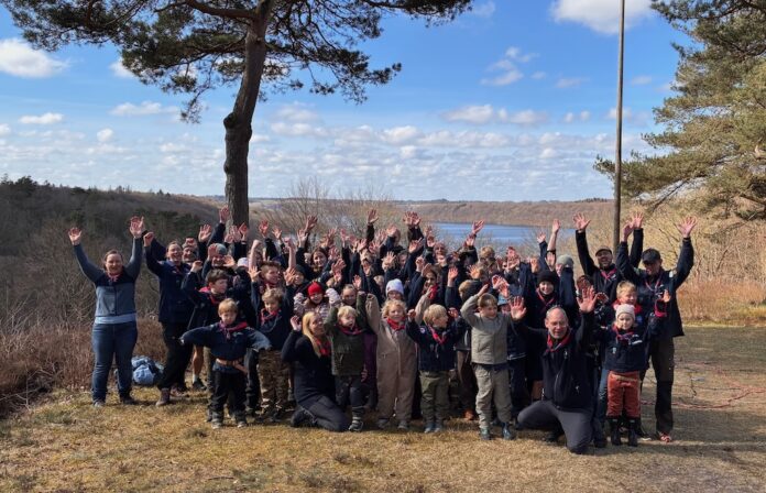 Spejdere fra Hobro Gruppe på tur ved Hald Sø med aktiviteter i naturen og fællesskab