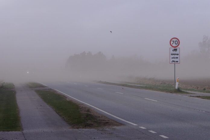 Sand og jord på vejen mellem Als og Øster Hurup efter kraftig storm med dårlig sigtbarhed