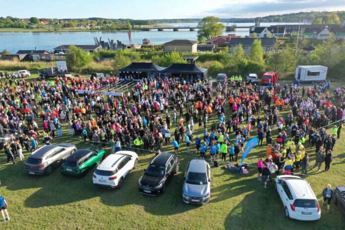 Kvinder deltager i motionsløb i Hadsund med mange løbere samlet til start ved kvindeløbet