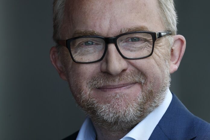 Jesper Theilgaard holder foredrag om klima og klodens tilstand i Kulturhuset i Arden