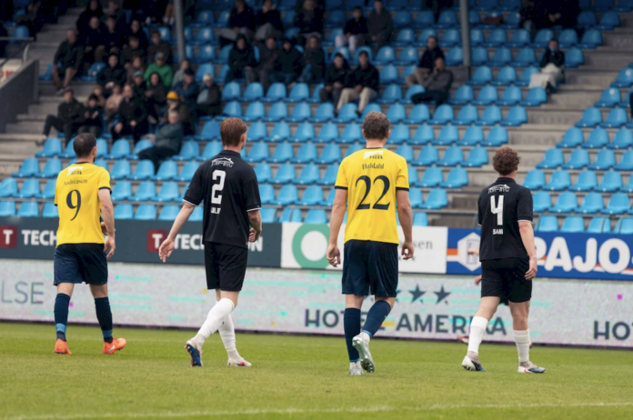 Hobro IK i kamp mod Aarhus Fremad på DS Arena foran 953 tilskuere i regnvejr.