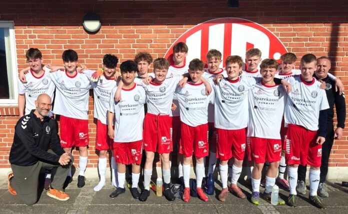HB U16 drenge i nyt spillertøj sponsoreret af lokale virksomheder står samlet på fodboldbanen