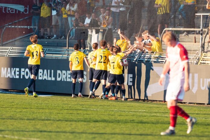 Hobro IK i aktion mod AaB på Aalborg Portland Park efter tæt kamp endte 1-1