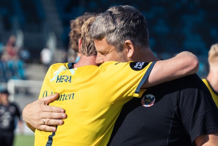 Lukas Klitten og sportschef Lars Justesen jubler efter Hobro IKs vigtige sejr over HB Køge.