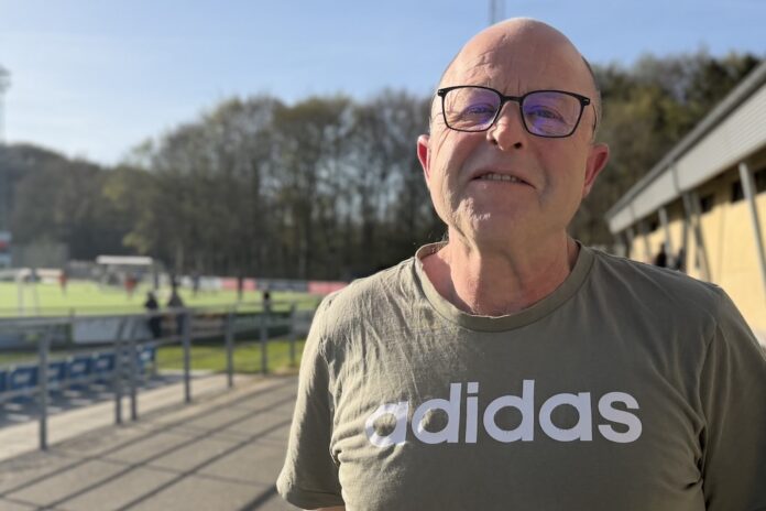 Henrik Blichfeldt fra Hobro IK kåret som Årets Træner 2025 på træningsbanen med spillerne