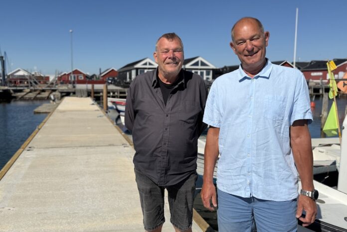 Den nye betonflydebro på havnen i Øster Hurup er løftet på plads ved siden af beddingen.