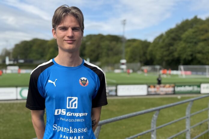 20-årige Alexander Berggren fra Hobro bruger sit sabbatår som assistenttræner i Hobro IK og lærervikar.
