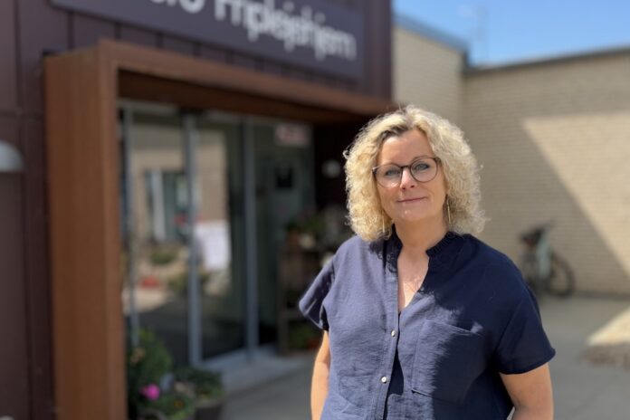 Susanne Gerberg Madsen foran Hobro Friplejehjem i Hobro Nord.