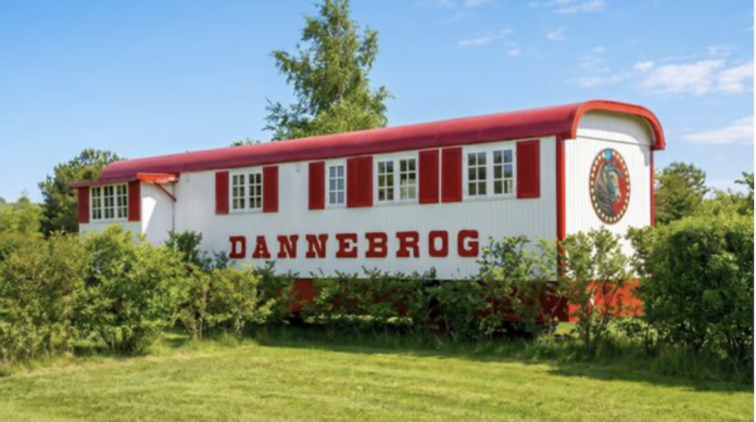 Gæster kan fra 2026 overnatte i den historiske direktørvogn fra Cirkus Dannebrog i Bramslev Bakker.