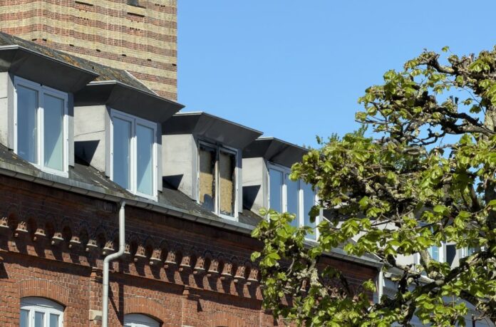 Brandfolk fra Nordjyllands Beredskab arbejder ved lejlighedsbrand i Hobro.