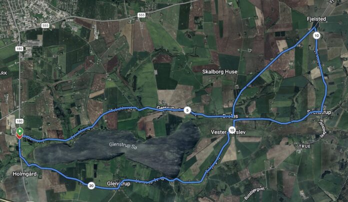 Cykelryttere fra Hobroløbet kører gennem landskabet omkring Glenstrup Sø under det traditionsrige cykelløb i Hobro.