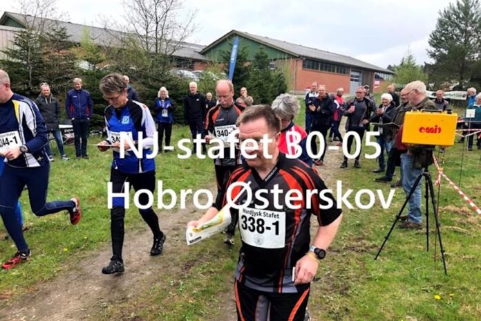 Orienteringsløbere i Hobro Østerskov under Nordjysk-stafet arrangeret af Mariager Fjord OK.