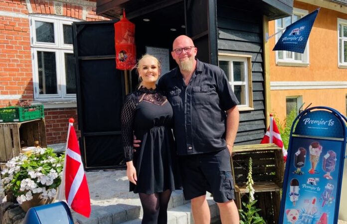 Laura Holm og Bjørn Scherbarth foran den lille ishytte Isbjørn i Norup, der åbner for sæsonen
