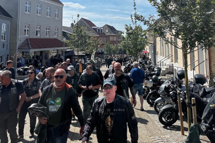 Motorcykler og besøgende samlet til MC træf i Storegade i Hadsund med liv og aktiviteter i gågaden.