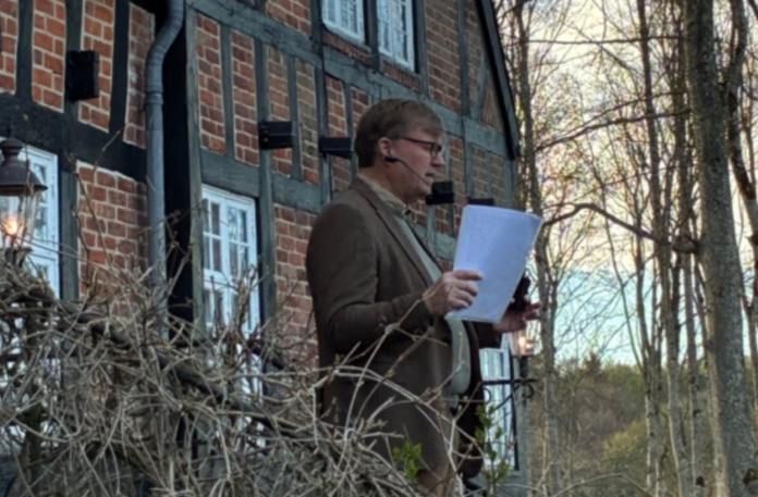Deltagere samlet foran Wiffertsholm Gods til velgørenhedsarrangement med gåtur og indsamling til Julemærkehjemmet i Hobro