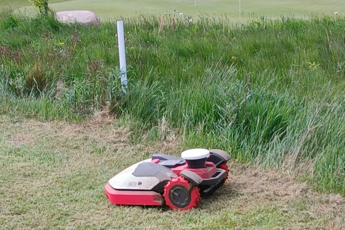 Robotplæneklipper arbejder på golfbanen hos Hobro Golfklub.