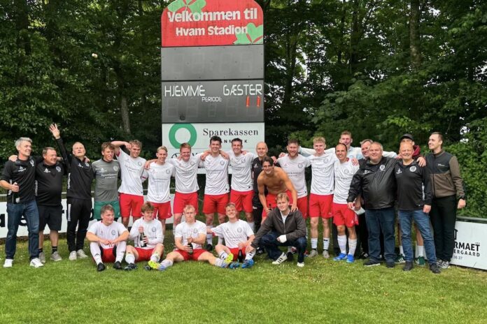 HB-spillere og trænerteam fejrer oprykningen efter sejren over Kvik/Aalestrup.