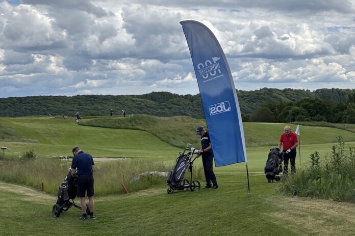 Deltagerne i Prostatakræft – 100 huller i Hobro Golfklub samlede 76.636 kroner ind til kampen mod prostatakræft.