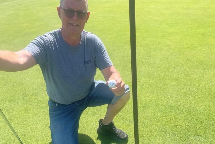 Carsten Jensen fejrer sin Hole in One på hul 18 i Hobro Golfklub.