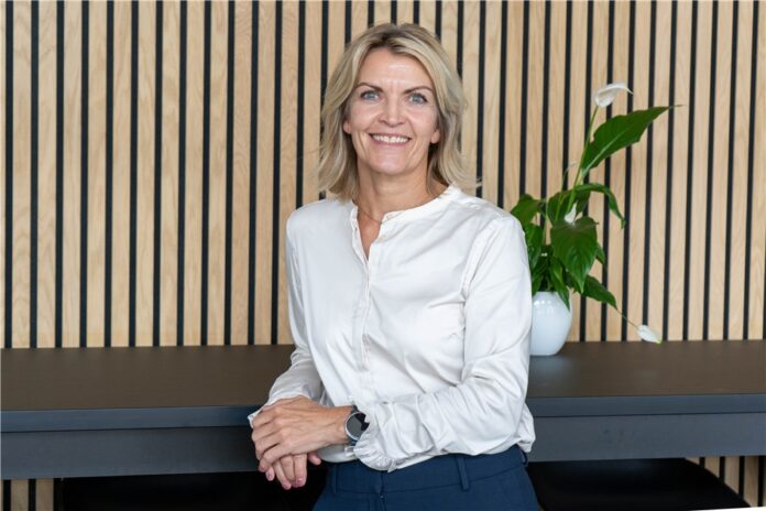 Joan Ejlertsen på golfanlægget i Hobro Golfklub efter sine første måneder som manager.