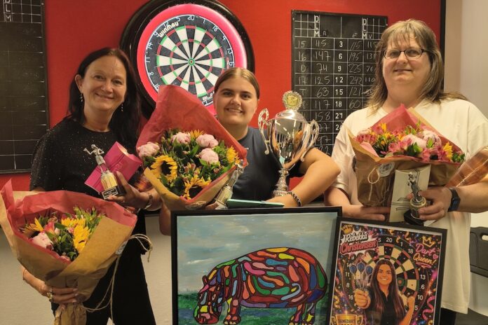 Rebecca Christensen fejres som vinder af dameturneringen i dart efter finaleaftenen i Nitten DartKlub.