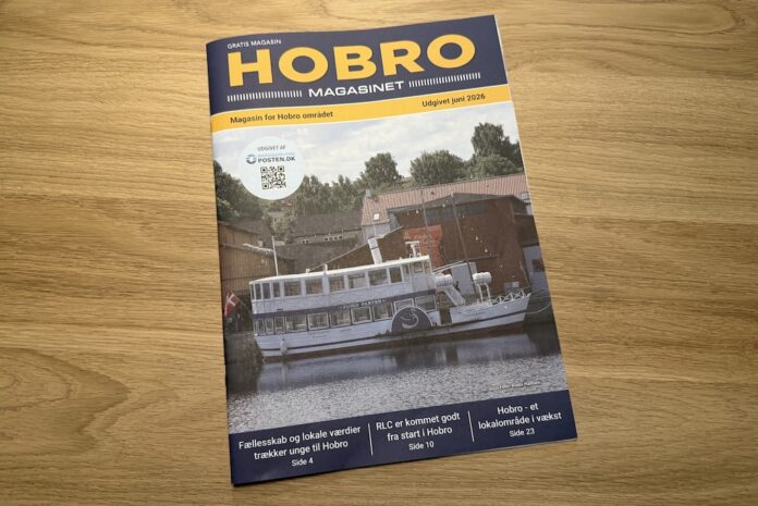 Sommerstemning på Hobro Havn med mennesker, musik og aktiviteter i forbindelse med Sommer i Pakhuset.
