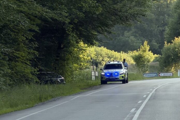 Den forulykkede Audi og en politibil efter en biljagt nær Arden, hvor to mænd flygtede fra ulykkesstedet.