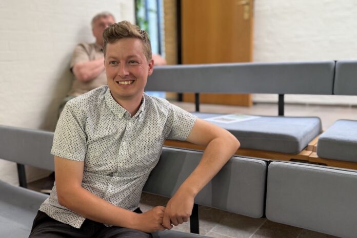 Erik Buus Larsen præsenterer borgerforslaget om en cykelsti mellem Hadsund og Astrup på byrådsmødet i Mariagerfjord Kommune.