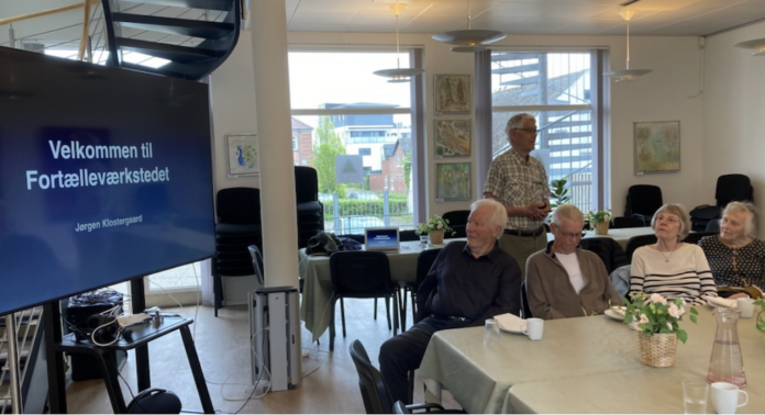 Jørgen Klostergaard fortæller historier og viser film ved Fortælleværkstedet i Hadsund.