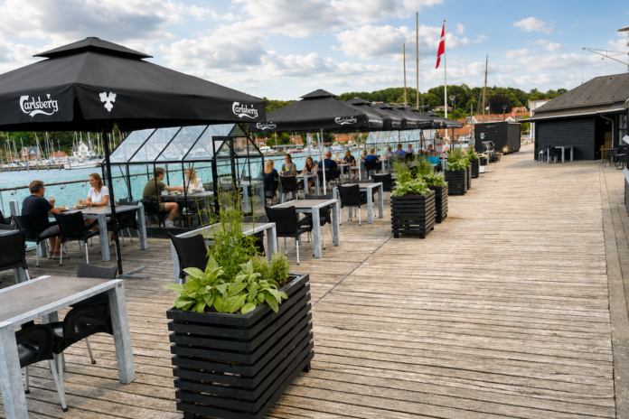 Aftenservering på Café Salt ved Mariager Havn med udsigt over Mariager Fjord.