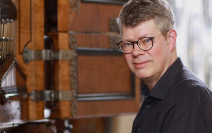 Slotsorganist Allan Rasmussen giver koncert i Mariager Kirke som en del af sommerens orgelkoncerter.