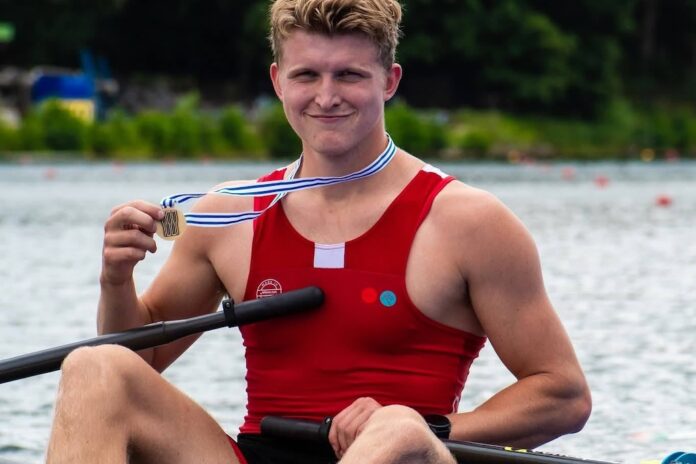 August Wisholm fra Hadsund Roklub vandt bronzemedalje ved U23-VM i roning i Duisburg.
