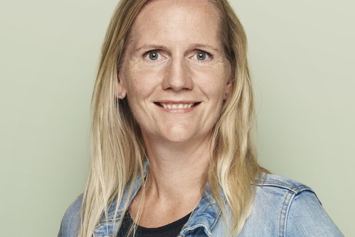 Betina Skov Mikkelsen fejrer 25-års jubilæum som privatkunderådgiver i Sparekassen Danmark.