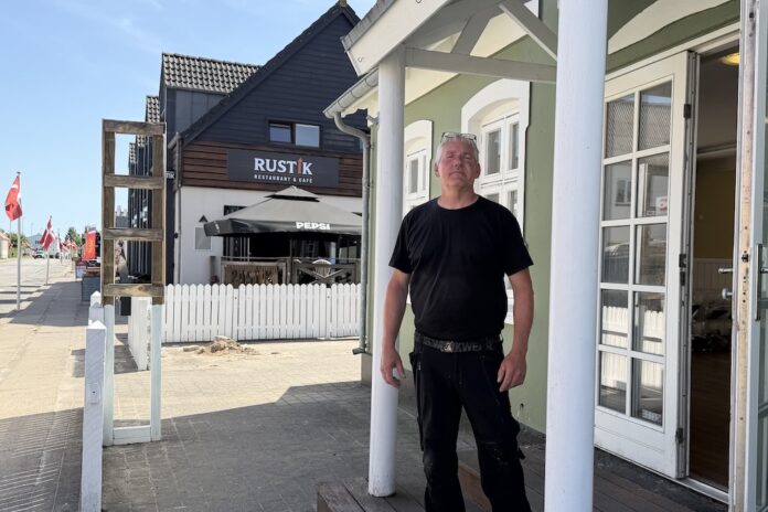Bo Engbjerg foran Ishuset Øster Hurup, som åbner på Kystvejen med is, vafler og søde fristelser.