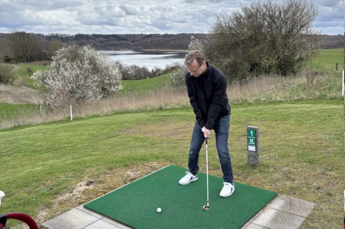 Familie og golfspillere nyder en runde på Hobro Golfklubs Pay & Play-bane ved Mariager Fjord.