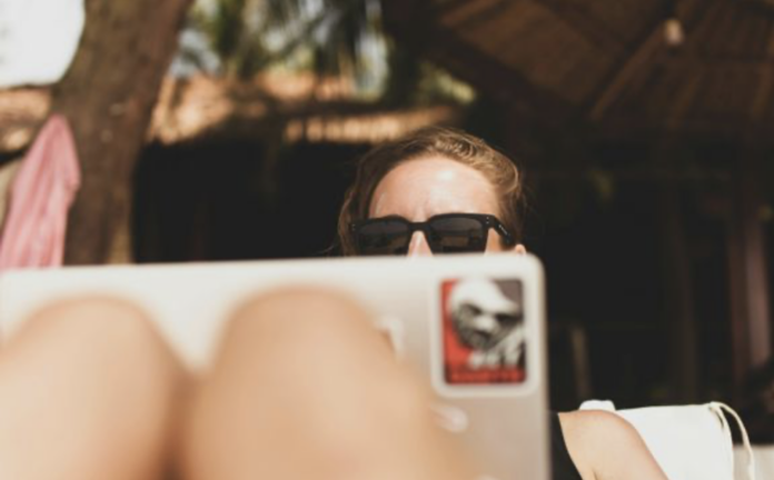 Sommerferie med computer og arbejdsmails fylder for mange danskere, viser en ny undersøgelse.
