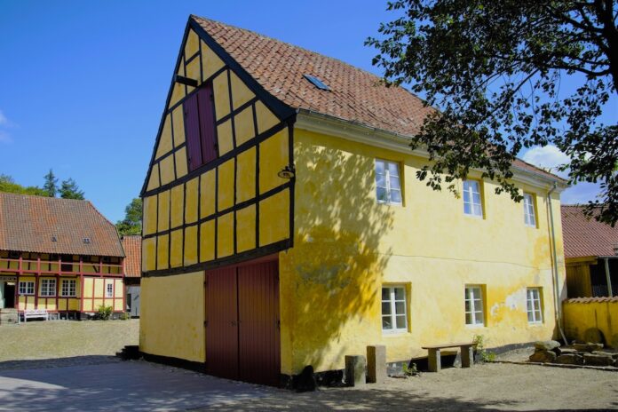 Galleri Vognporten i Mariager viser en ny kunstudstilling med Ilse Vinde og Steen Nørgaard.