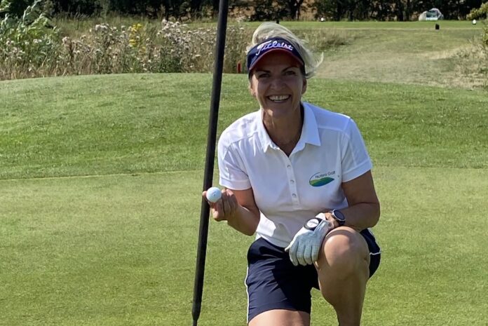 Joan Ejlertsen fejres i Hobro Golfklub efter sin første Hole in One på hul 3.