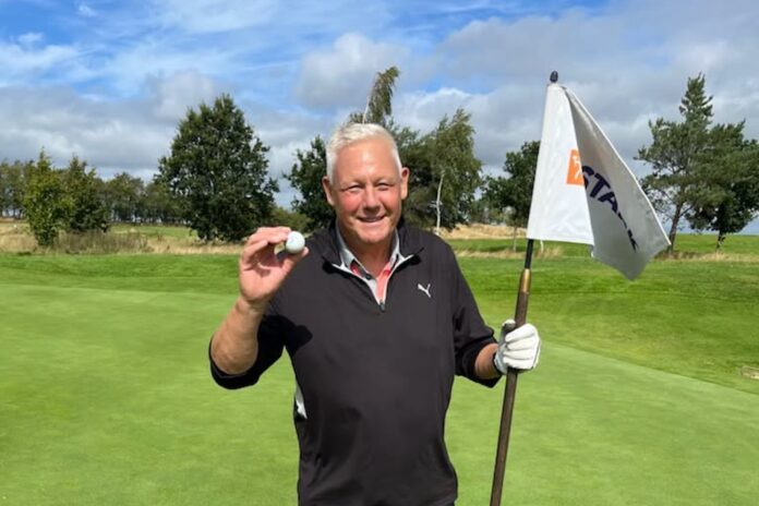 Jens Wullf fejrer hole-in-one i Hobro Golfklub