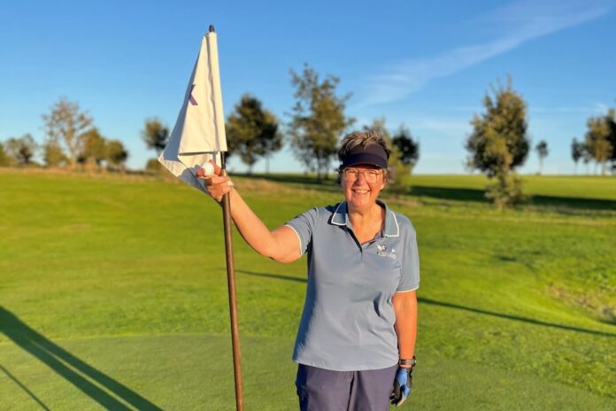 Annette Sørensen fejrer hole-in-one i Hobro Golfklub