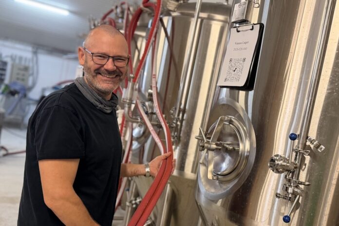 Brygmester Mikkel Andersen hos Hadsund Bryghus på Ringvejen i Hadsund, hvor der produceres op mod 60.000 liter øl i 2026.